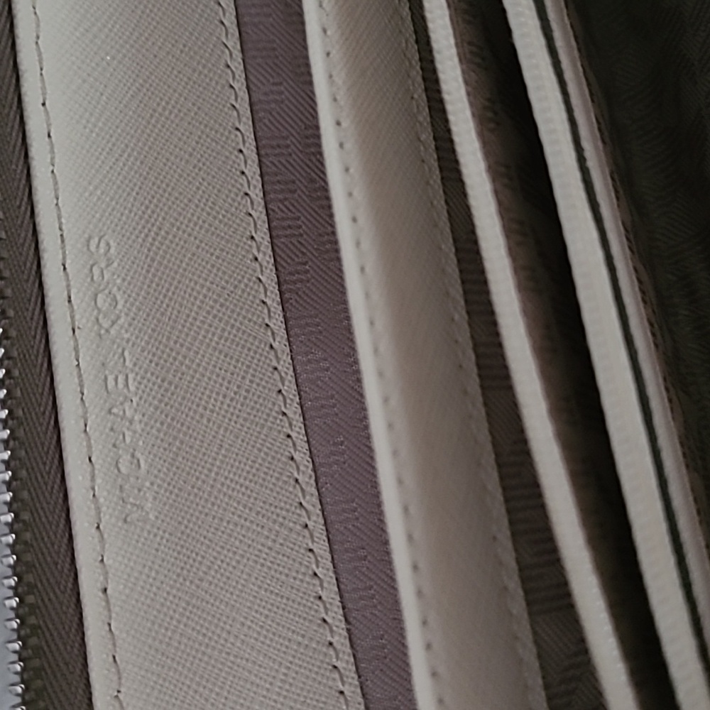 Michael Kors Leather Wallet ❤️ - Picture 6 of 10